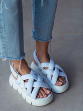 Plateau-Sandalen mit Klettverschluss und überkreuzten Riemen